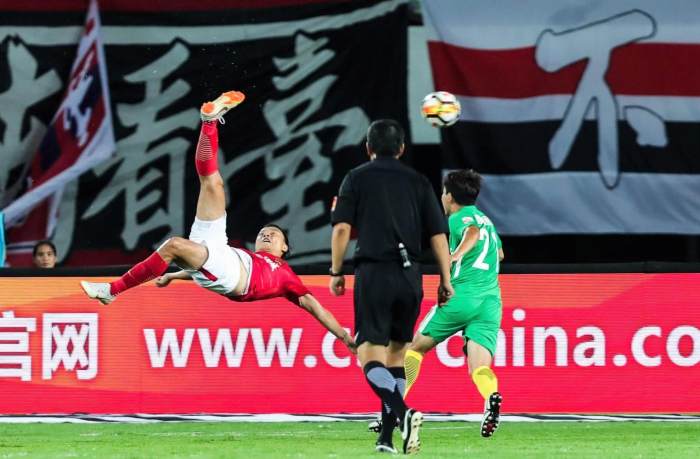 圣埃蒂安边锋突破犀利,内切射门技惊四座  圣埃蒂安边锋突破犀利,内切射门技惊四座